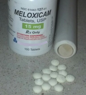 photo of Meloxicam bottle and tablets
