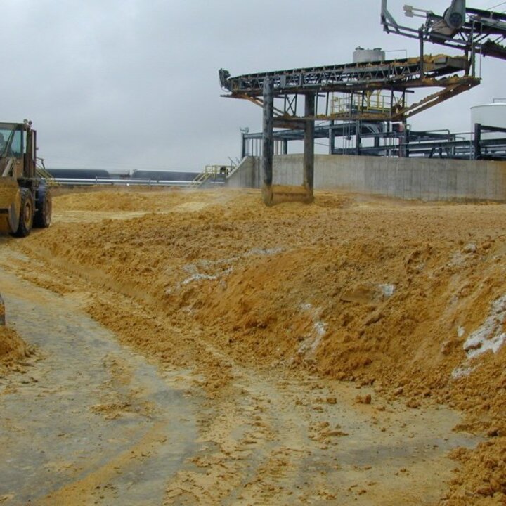 Distillers grains with loader